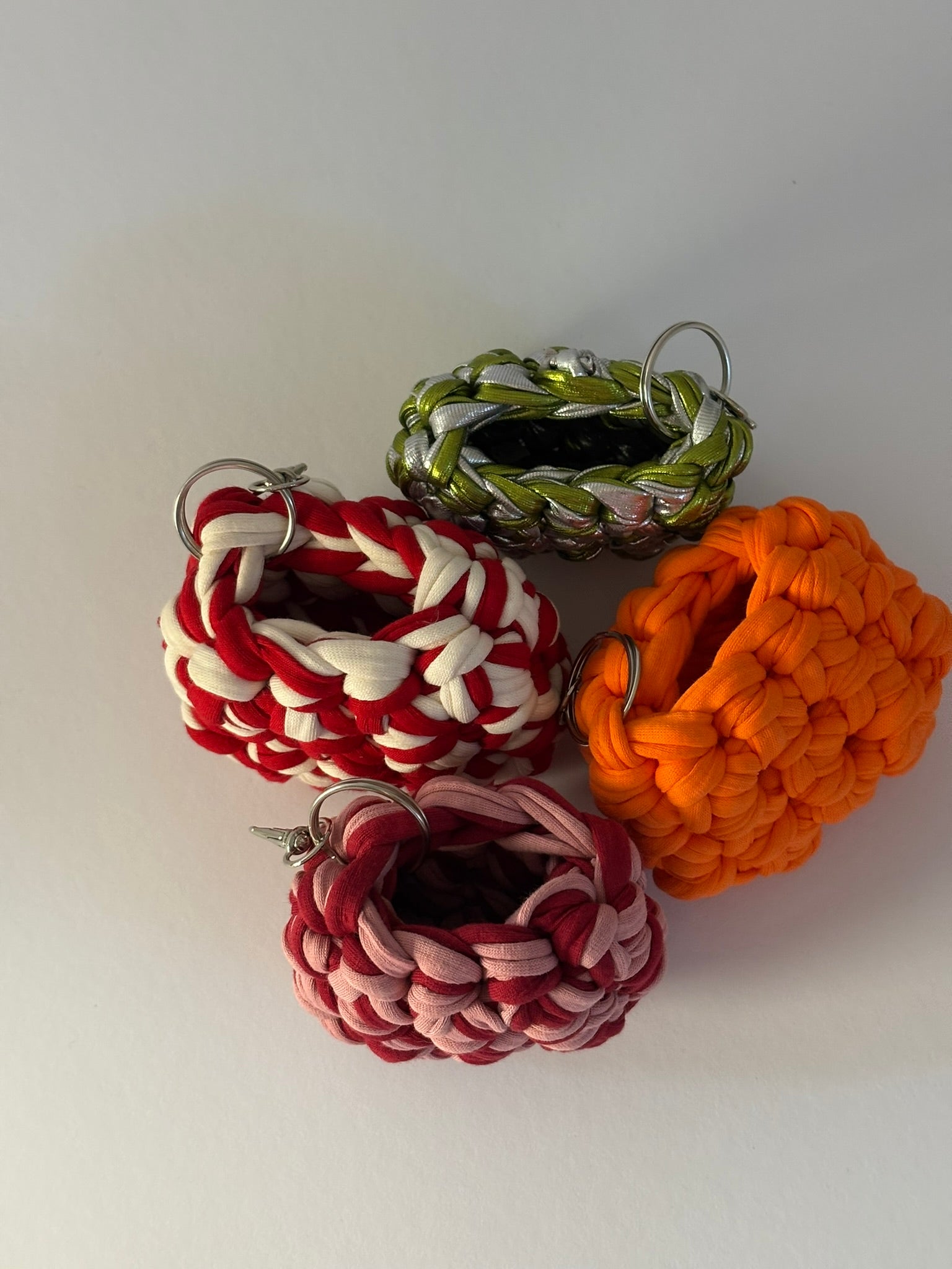 Handgehäkeltes AirPod Case aus recyceltem T-Shirt-Garn in modernem Design – nachhaltig, leicht und einzigartig. Ideal als stylischer Schutz für deine AirPods.