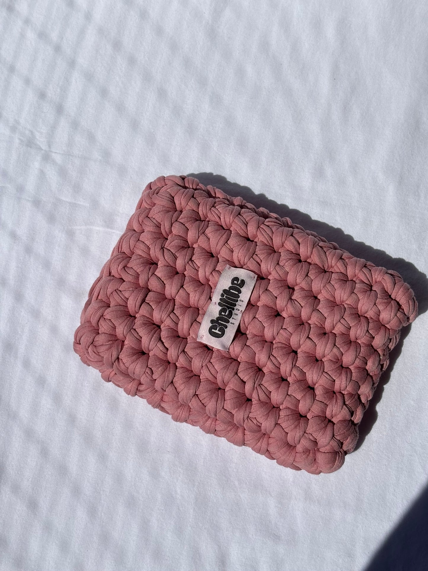 Handgehäkeltes Kindle Case aus recyceltem Garn – weich, robust und stilvoller Schutz für deinen E-Reader. Jedes Stück ein Unikat.