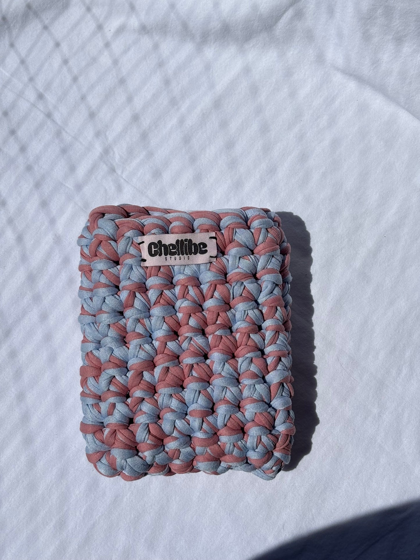 Handgehäkeltes Kindle Case aus recyceltem Garn – weich, robust und stilvoller Schutz für deinen E-Reader. Jedes Stück ein Unikat.