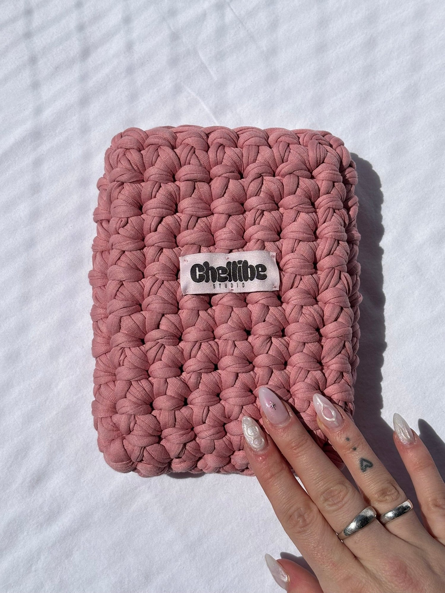 Tech-Schutz mit Style: Handgehäkelte Cases für Laptop, iPad & AirPods