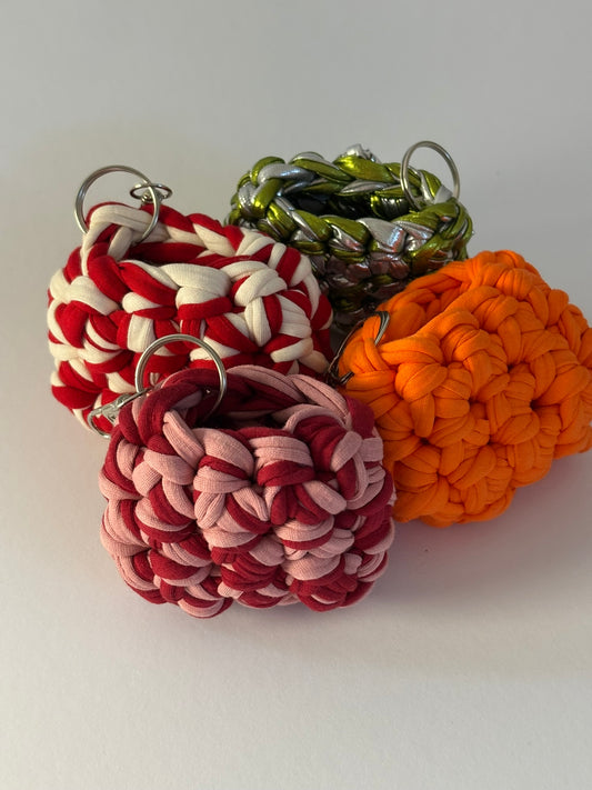 Handgehäkeltes AirPod Case aus recyceltem T-Shirt-Garn in modernem Design – nachhaltig, leicht und einzigartig. Ideal als stylischer Schutz für deine AirPods.